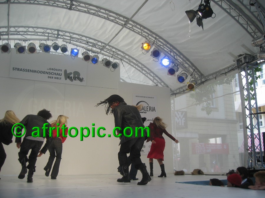 ../Images/Krefeld-Strssenmodenschau-2005 247.jpg